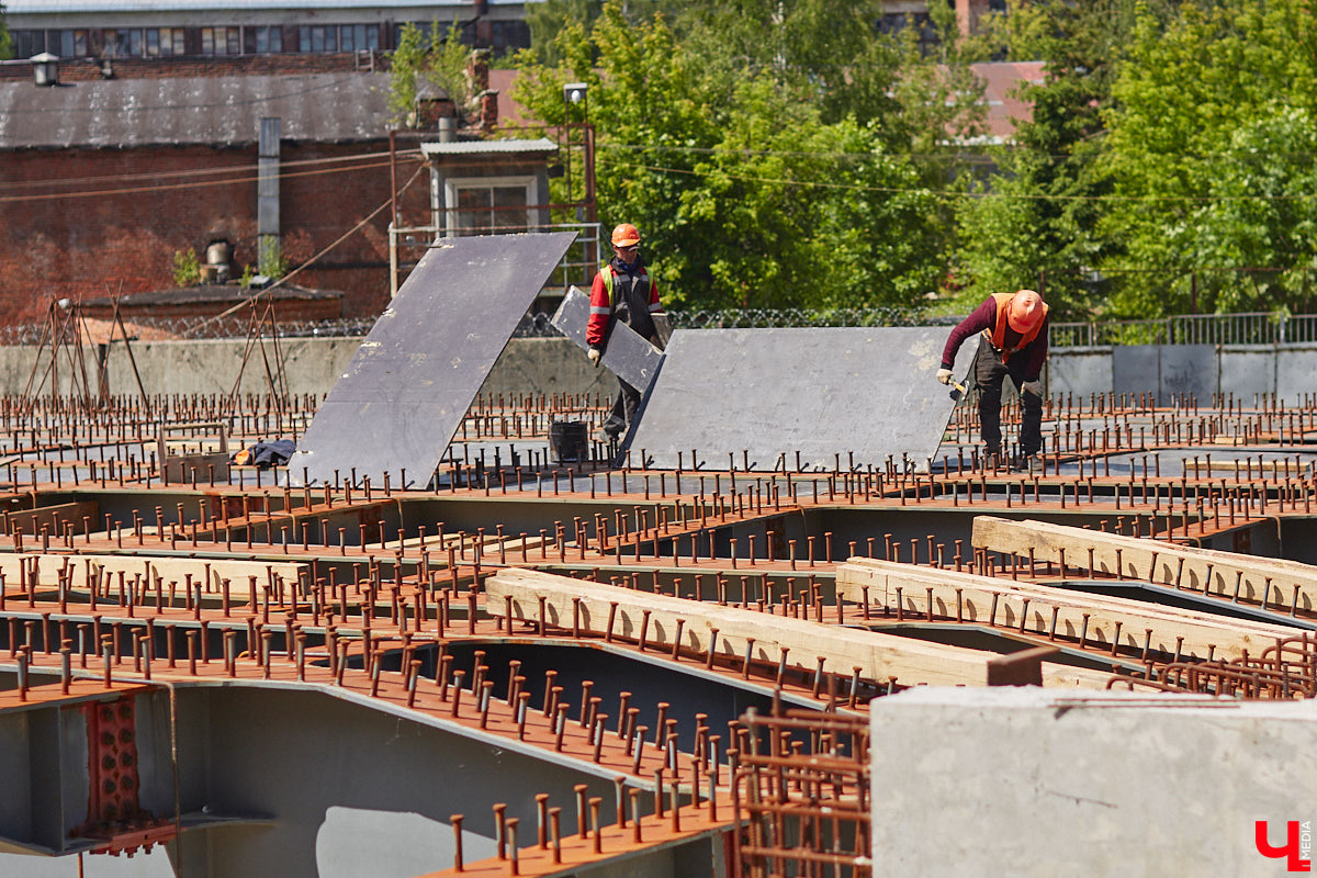 Рпенский проезд — самый масштабный дорожный проект в городе — постепенно обретает законченные черты. На некоторых участках уже уложен асфальт, но дел еще много. Все еще не удается договориться с хозяевами последнего дома, который мешает большой стройке и буквально разделяет магистраль на две части.