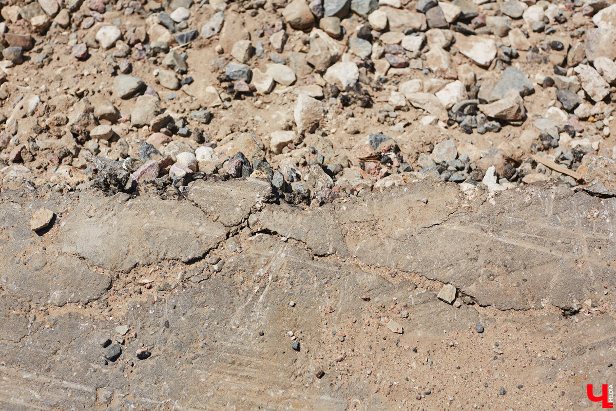 Рпенский проезд — самый масштабный дорожный проект в городе — постепенно обретает законченные черты. На некоторых участках уже уложен асфальт, но дел еще много. Все еще не удается договориться с хозяевами последнего дома, который мешает большой стройке и буквально разделяет магистраль на две части.