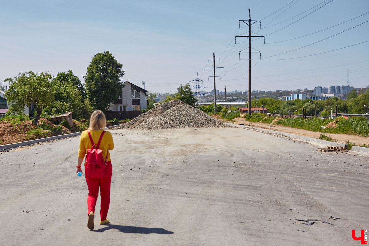 Рпенский проезд — самый масштабный дорожный проект в городе — постепенно обретает законченные черты. На некоторых участках уже уложен асфальт, но дел еще много. Все еще не удается договориться с хозяевами последнего дома, который мешает большой стройке и буквально разделяет магистраль на две части.