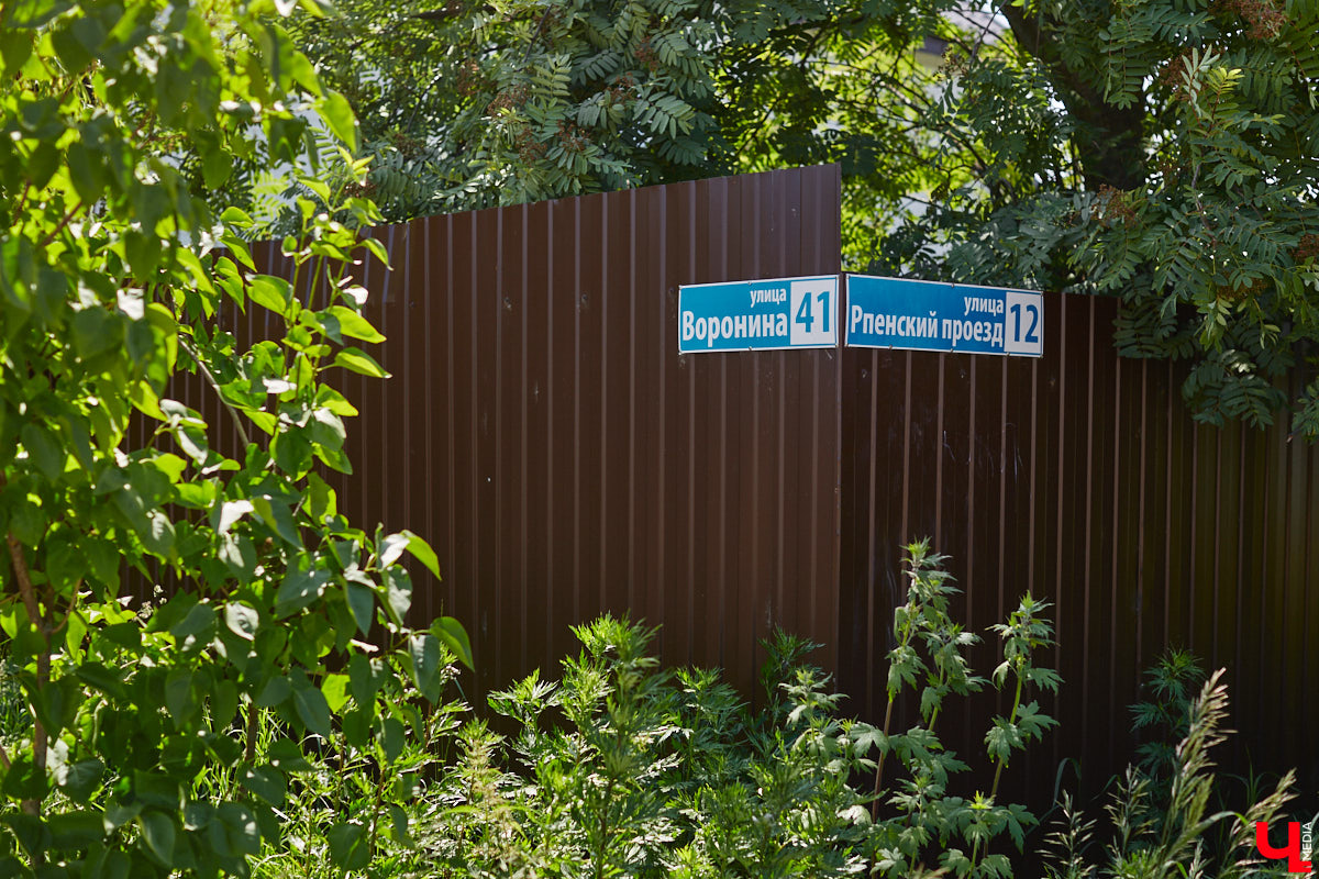 Рпенский проезд — самый масштабный дорожный проект в городе — постепенно обретает законченные черты. На некоторых участках уже уложен асфальт, но дел еще много. Все еще не удается договориться с хозяевами последнего дома, который мешает большой стройке и буквально разделяет магистраль на две части.