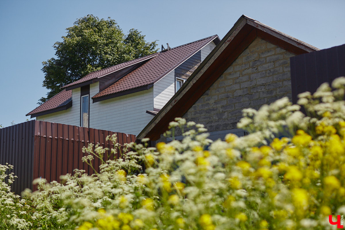 Рпенский проезд — самый масштабный дорожный проект в городе — постепенно обретает законченные черты. На некоторых участках уже уложен асфальт, но дел еще много. Все еще не удается договориться с хозяевами последнего дома, который мешает большой стройке и буквально разделяет магистраль на две части.