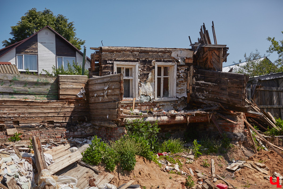 Рпенский проезд — самый масштабный дорожный проект в городе — постепенно обретает законченные черты. На некоторых участках уже уложен асфальт, но дел еще много. Все еще не удается договориться с хозяевами последнего дома, который мешает большой стройке и буквально разделяет магистраль на две части.