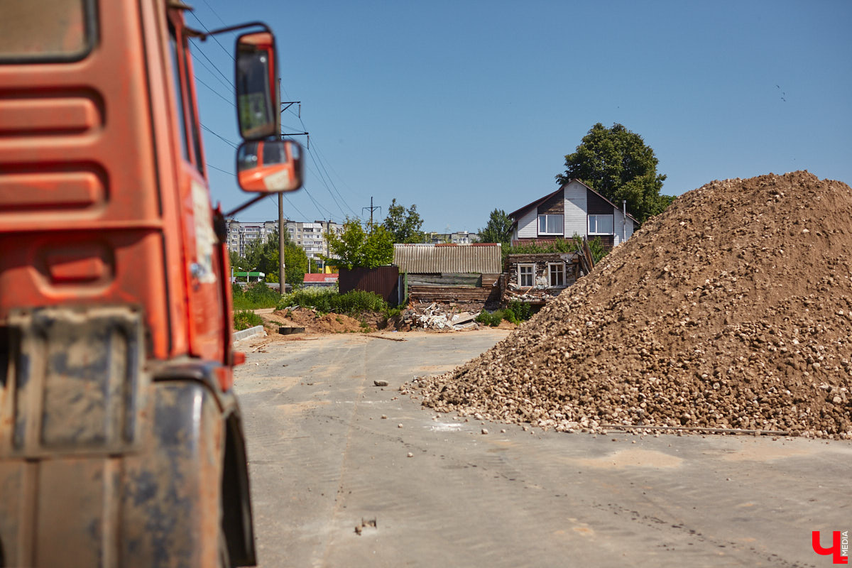 Рпенский проезд — самый масштабный дорожный проект в городе — постепенно обретает законченные черты. На некоторых участках уже уложен асфальт, но дел еще много. Все еще не удается договориться с хозяевами последнего дома, который мешает большой стройке и буквально разделяет магистраль на две части.