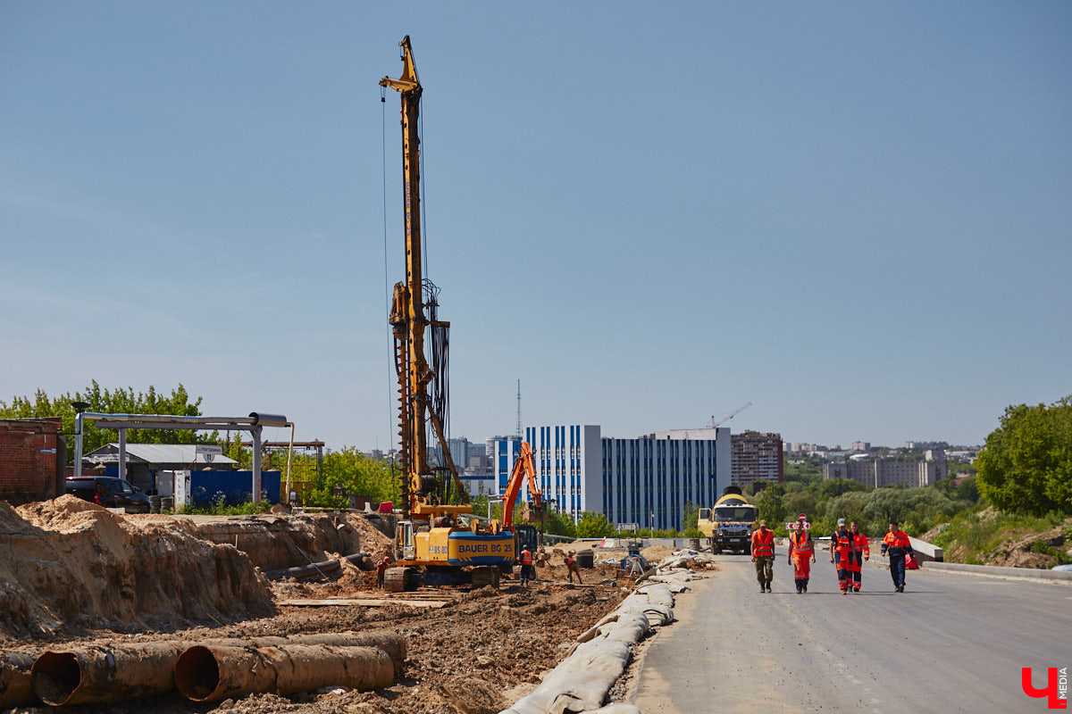 Рпенский проезд — самый масштабный дорожный проект в городе — постепенно обретает законченные черты. На некоторых участках уже уложен асфальт, но дел еще много. Все еще не удается договориться с хозяевами последнего дома, который мешает большой стройке и буквально разделяет магистраль на две части.