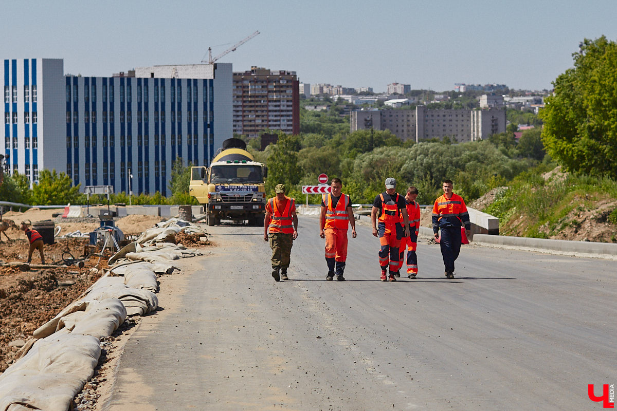 Рпенский проезд — самый масштабный дорожный проект в городе — постепенно обретает законченные черты. На некоторых участках уже уложен асфальт, но дел еще много. Все еще не удается договориться с хозяевами последнего дома, который мешает большой стройке и буквально разделяет магистраль на две части.