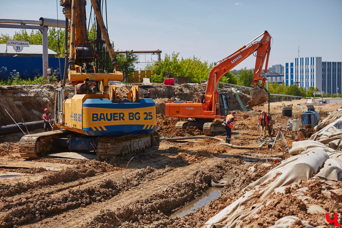Рпенский проезд — самый масштабный дорожный проект в городе — постепенно обретает законченные черты. На некоторых участках уже уложен асфальт, но дел еще много. Все еще не удается договориться с хозяевами последнего дома, который мешает большой стройке и буквально разделяет магистраль на две части.