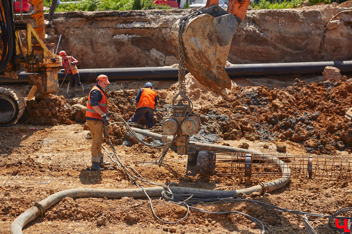 Рпенский проезд — самый масштабный дорожный проект в городе — постепенно обретает законченные черты. На некоторых участках уже уложен асфальт, но дел еще много. Все еще не удается договориться с хозяевами последнего дома, который мешает большой стройке и буквально разделяет магистраль на две части.