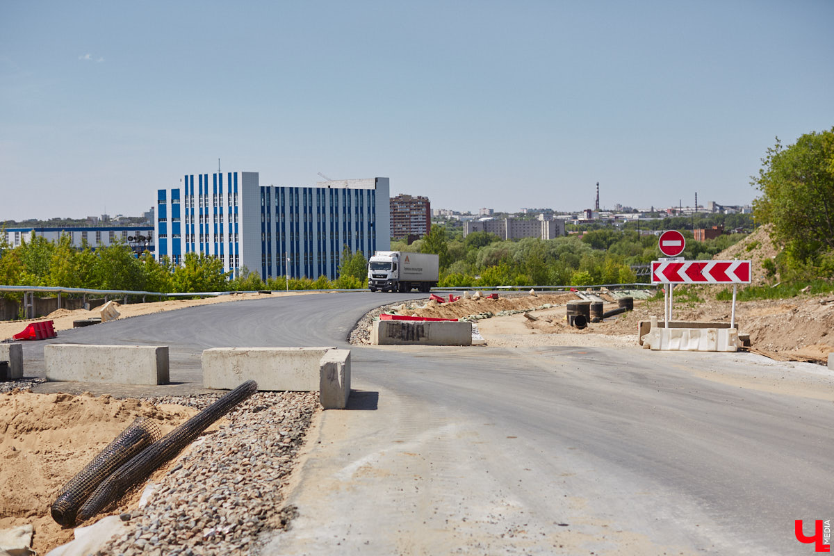Рпенский проезд — самый масштабный дорожный проект в городе — постепенно обретает законченные черты. На некоторых участках уже уложен асфальт, но дел еще много. Все еще не удается договориться с хозяевами последнего дома, который мешает большой стройке и буквально разделяет магистраль на две части.