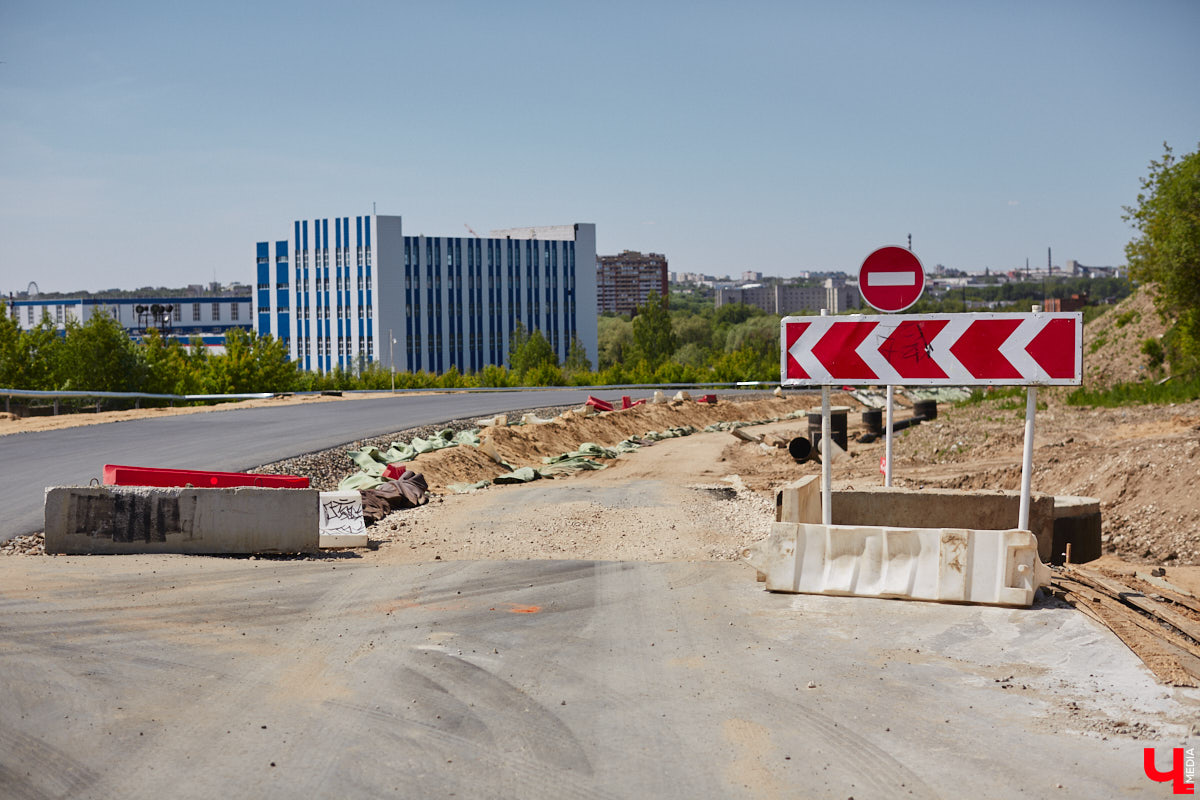 Рпенский проезд — самый масштабный дорожный проект в городе — постепенно обретает законченные черты. На некоторых участках уже уложен асфальт, но дел еще много. Все еще не удается договориться с хозяевами последнего дома, который мешает большой стройке и буквально разделяет магистраль на две части.