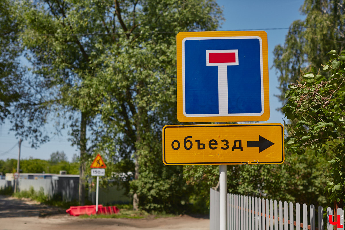 Рпенский проезд — самый масштабный дорожный проект в городе — постепенно обретает законченные черты. На некоторых участках уже уложен асфальт, но дел еще много. Все еще не удается договориться с хозяевами последнего дома, который мешает большой стройке и буквально разделяет магистраль на две части.