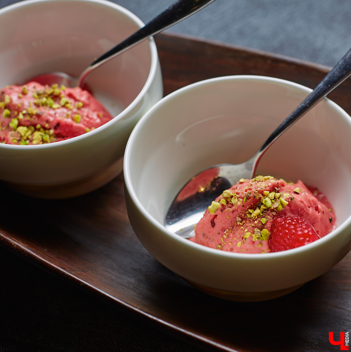 Популярное на детских шоу криомороженое с жидким азотом – отличное угощение в жару для активных и много работающих людей, предпочитающих ЗОЖ. За несколько минут из сливок и любых выбранных вами ингредиентов можно создать вкусный и оригинальный десерт.