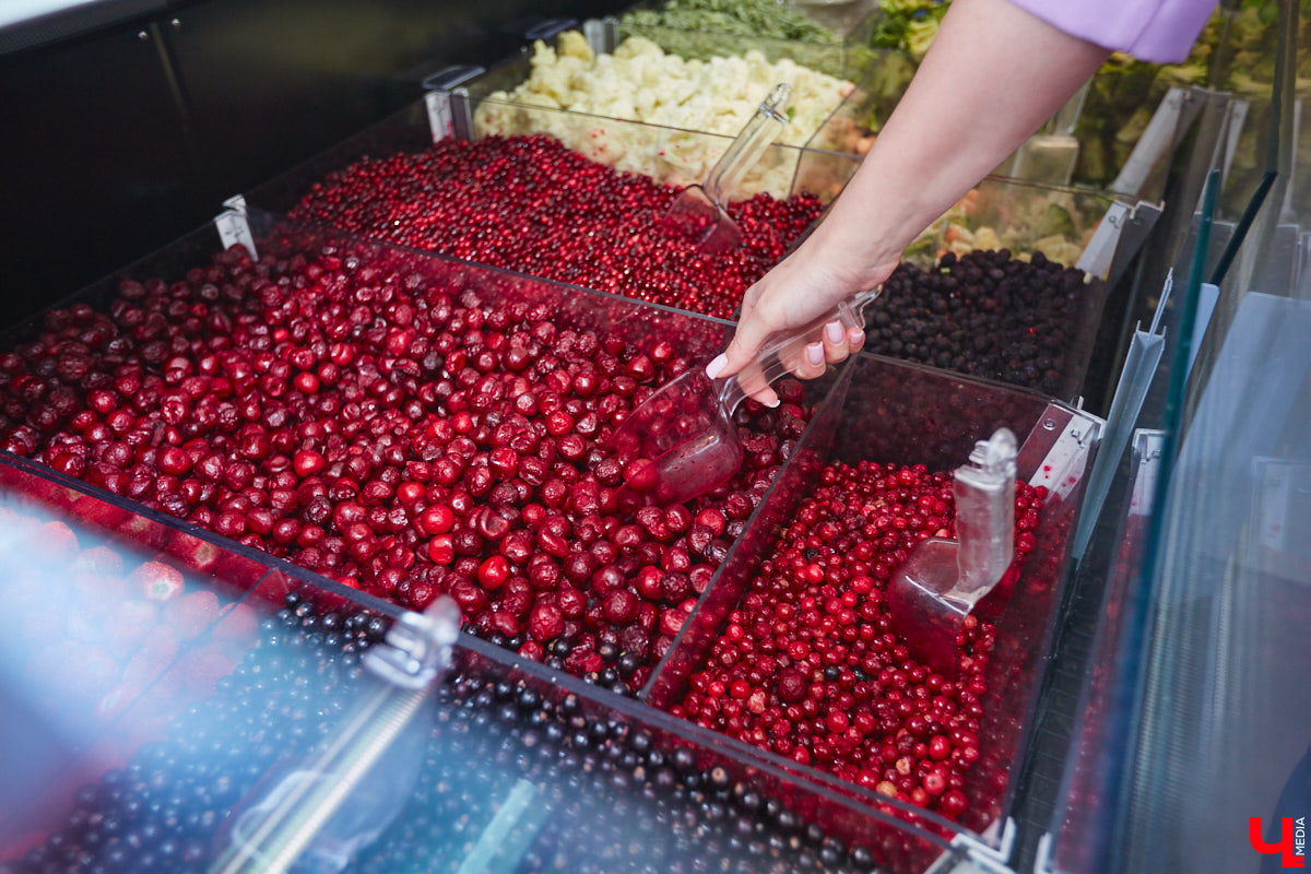 Популярное на детских шоу криомороженое с жидким азотом — отличное угощение в жару для активных и много работающих людей, предпочитающих ЗОЖ. За несколько минут из сливок и любых выбранных вами ингредиентов можно создать вкусный и оригинальный десерт.