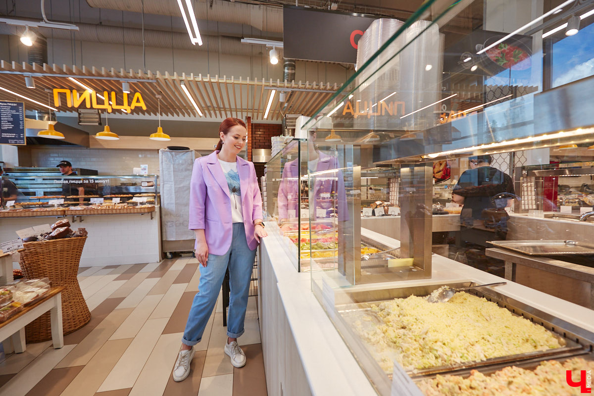 Популярное на детских шоу криомороженое с жидким азотом — отличное угощение в жару для активных и много работающих людей, предпочитающих ЗОЖ. За несколько минут из сливок и любых выбранных вами ингредиентов можно создать вкусный и оригинальный десерт.