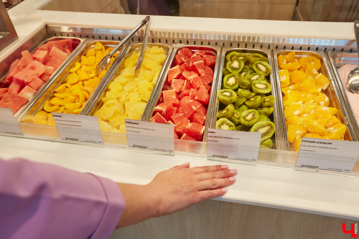 Популярное на детских шоу криомороженое с жидким азотом — отличное угощение в жару для активных и много работающих людей, предпочитающих ЗОЖ. За несколько минут из сливок и любых выбранных вами ингредиентов можно создать вкусный и оригинальный десерт.