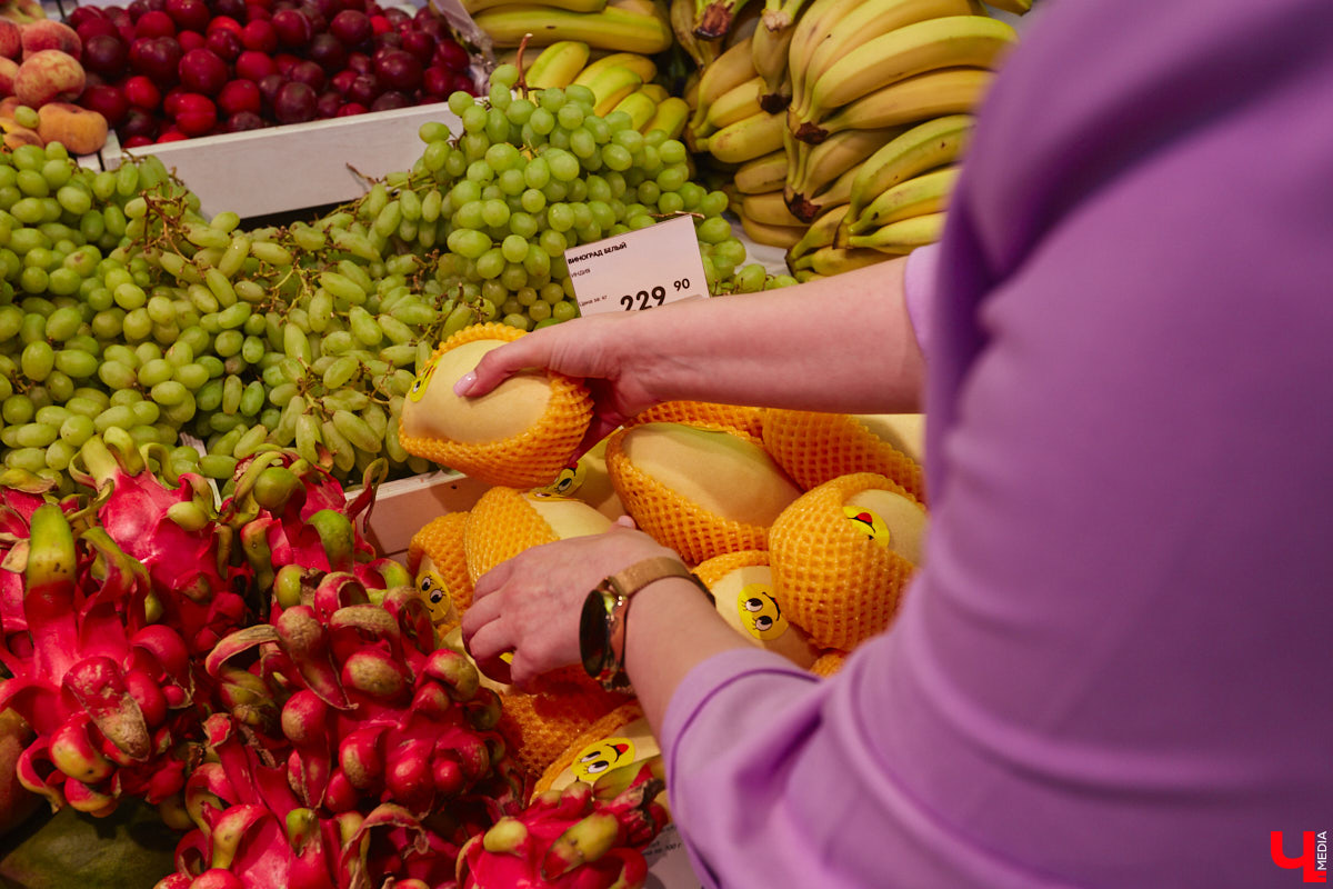 Популярное на детских шоу криомороженое с жидким азотом — отличное угощение в жару для активных и много работающих людей, предпочитающих ЗОЖ. За несколько минут из сливок и любых выбранных вами ингредиентов можно создать вкусный и оригинальный десерт.