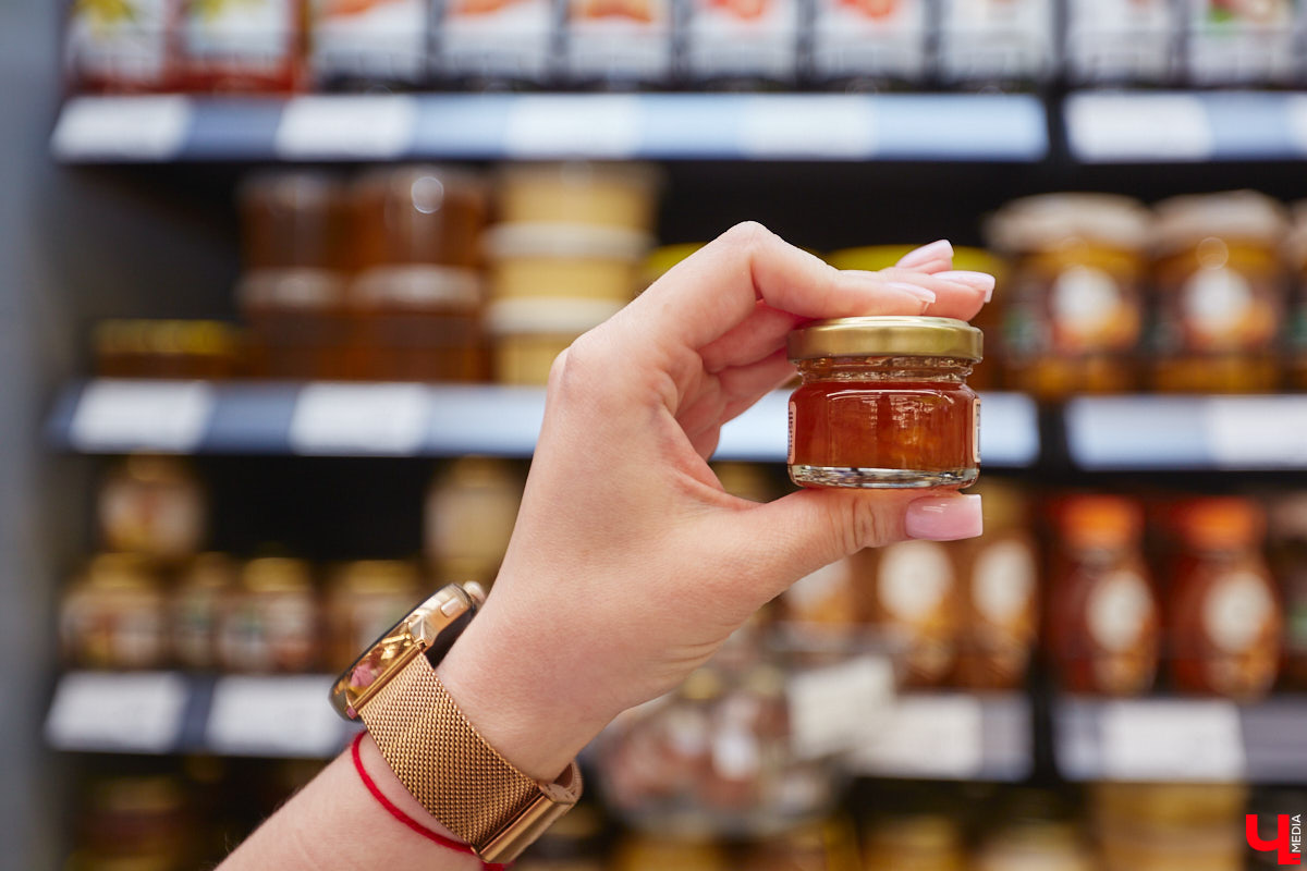 Популярное на детских шоу криомороженое с жидким азотом — отличное угощение в жару для активных и много работающих людей, предпочитающих ЗОЖ. За несколько минут из сливок и любых выбранных вами ингредиентов можно создать вкусный и оригинальный десерт.