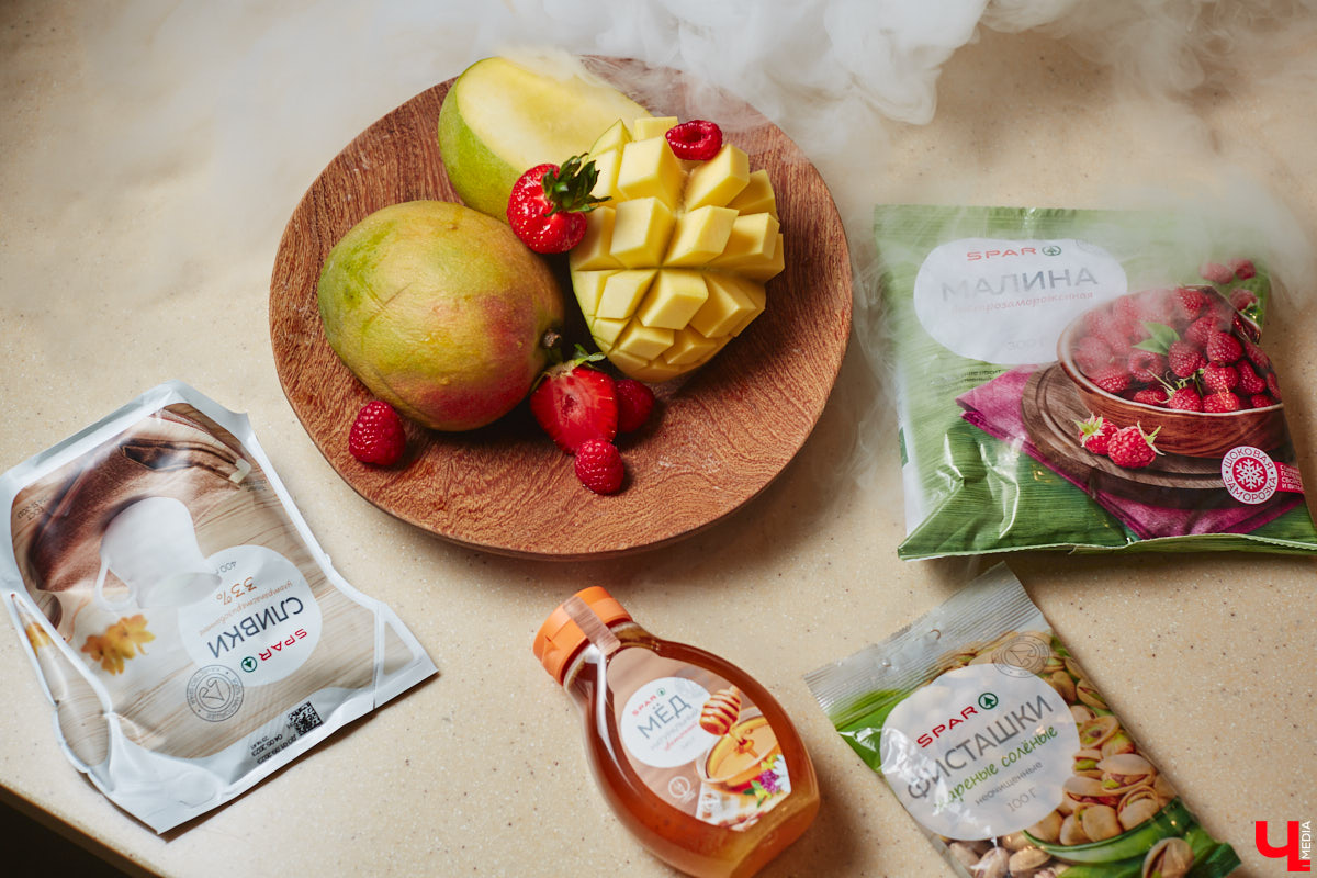 Популярное на детских шоу криомороженое с жидким азотом — отличное угощение в жару для активных и много работающих людей, предпочитающих ЗОЖ. За несколько минут из сливок и любых выбранных вами ингредиентов можно создать вкусный и оригинальный десерт.