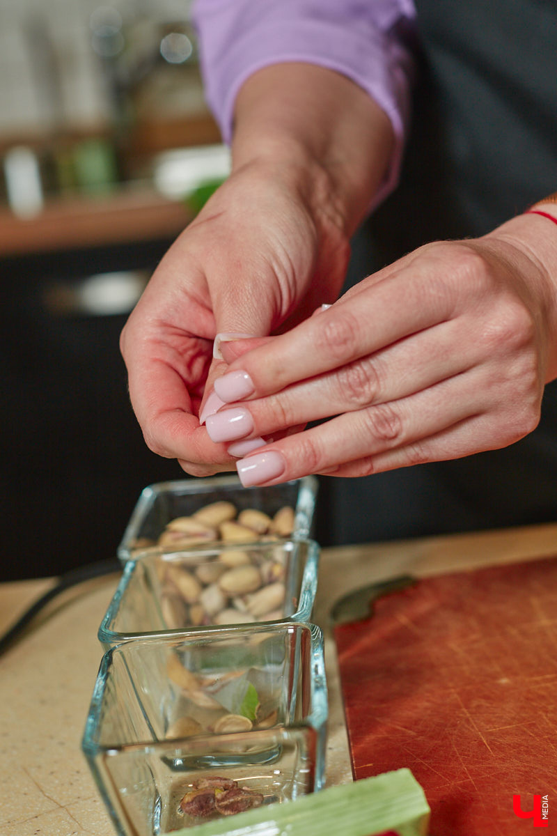 Популярное на детских шоу криомороженое с жидким азотом — отличное угощение в жару для активных и много работающих людей, предпочитающих ЗОЖ. За несколько минут из сливок и любых выбранных вами ингредиентов можно создать вкусный и оригинальный десерт.