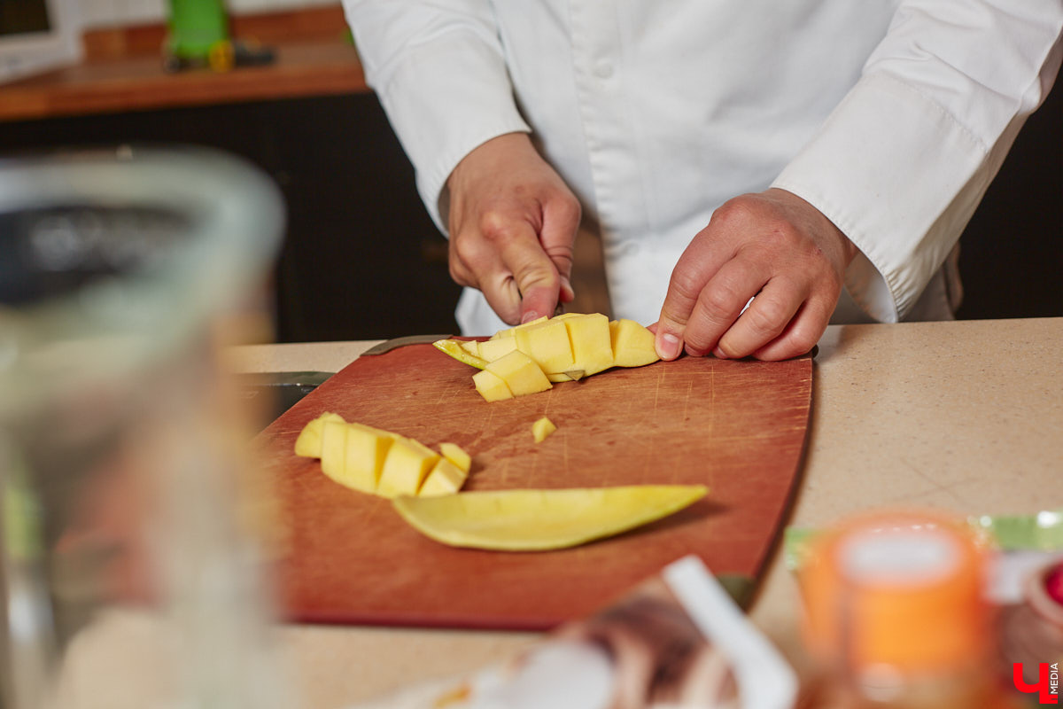Популярное на детских шоу криомороженое с жидким азотом — отличное угощение в жару для активных и много работающих людей, предпочитающих ЗОЖ. За несколько минут из сливок и любых выбранных вами ингредиентов можно создать вкусный и оригинальный десерт.