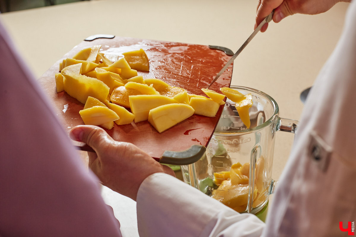 Популярное на детских шоу криомороженое с жидким азотом — отличное угощение в жару для активных и много работающих людей, предпочитающих ЗОЖ. За несколько минут из сливок и любых выбранных вами ингредиентов можно создать вкусный и оригинальный десерт.
