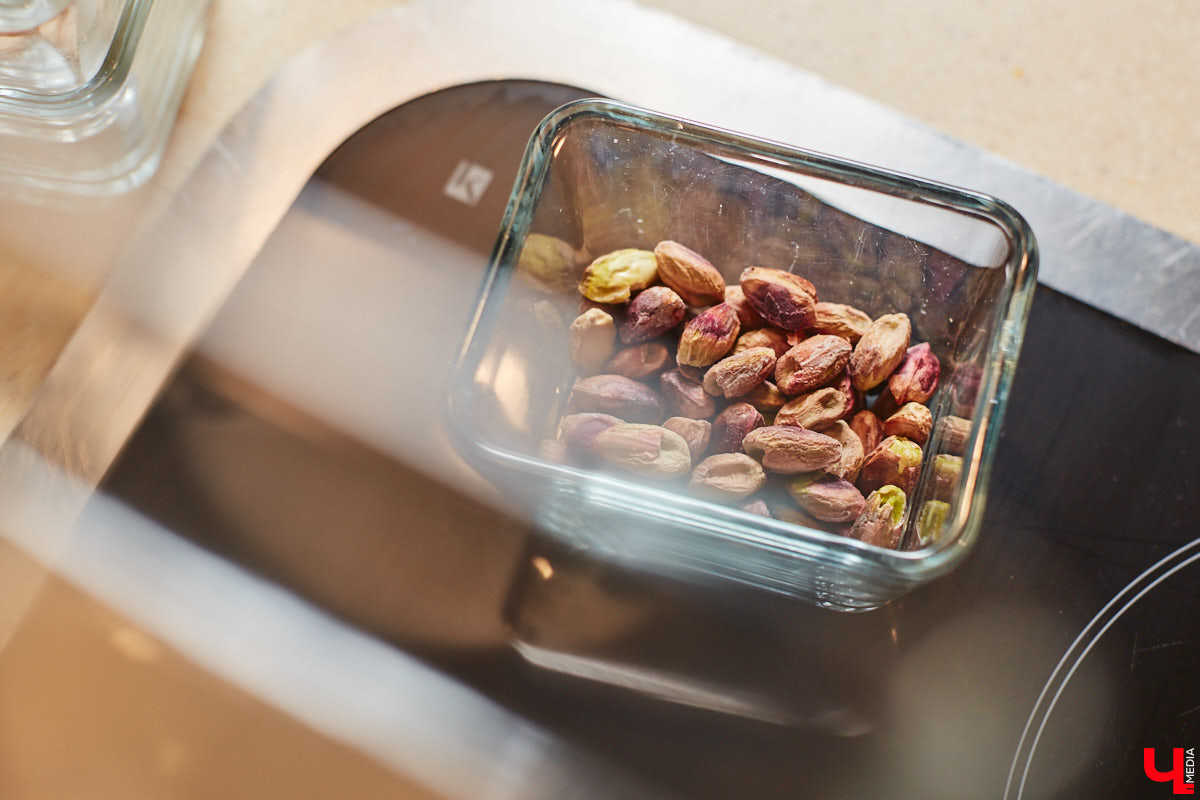 Популярное на детских шоу криомороженое с жидким азотом — отличное угощение в жару для активных и много работающих людей, предпочитающих ЗОЖ. За несколько минут из сливок и любых выбранных вами ингредиентов можно создать вкусный и оригинальный десерт.