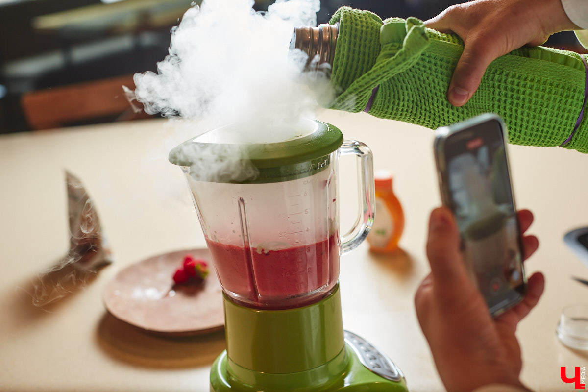 Популярное на детских шоу криомороженое с жидким азотом — отличное угощение в жару для активных и много работающих людей, предпочитающих ЗОЖ. За несколько минут из сливок и любых выбранных вами ингредиентов можно создать вкусный и оригинальный десерт.