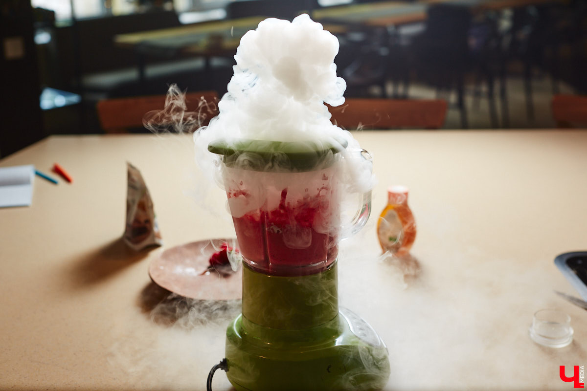 Популярное на детских шоу криомороженое с жидким азотом — отличное угощение в жару для активных и много работающих людей, предпочитающих ЗОЖ. За несколько минут из сливок и любых выбранных вами ингредиентов можно создать вкусный и оригинальный десерт.