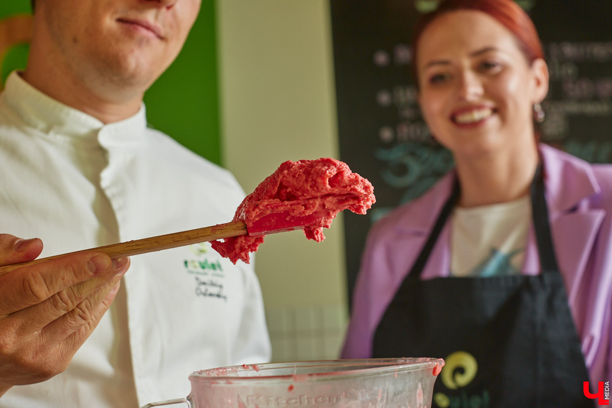 Популярное на детских шоу криомороженое с жидким азотом — отличное угощение в жару для активных и много работающих людей, предпочитающих ЗОЖ. За несколько минут из сливок и любых выбранных вами ингредиентов можно создать вкусный и оригинальный десерт.