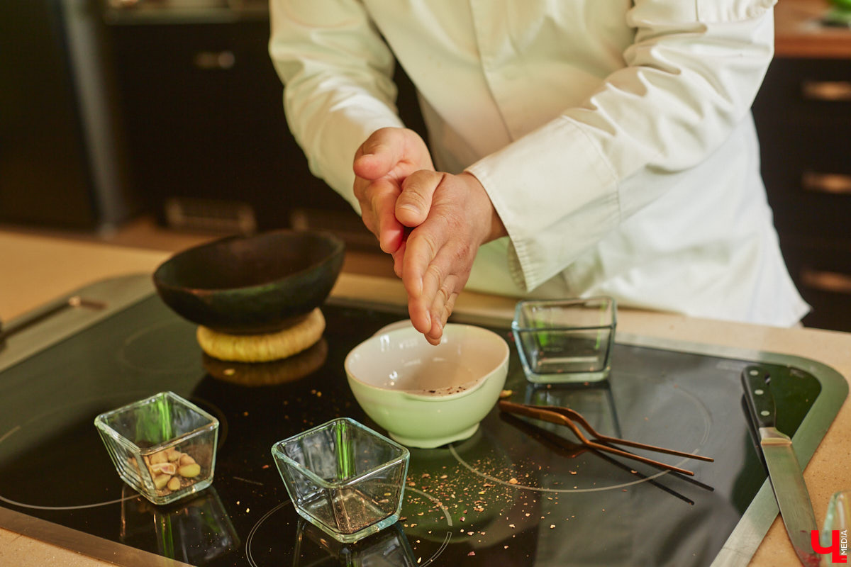 Популярное на детских шоу криомороженое с жидким азотом — отличное угощение в жару для активных и много работающих людей, предпочитающих ЗОЖ. За несколько минут из сливок и любых выбранных вами ингредиентов можно создать вкусный и оригинальный десерт.