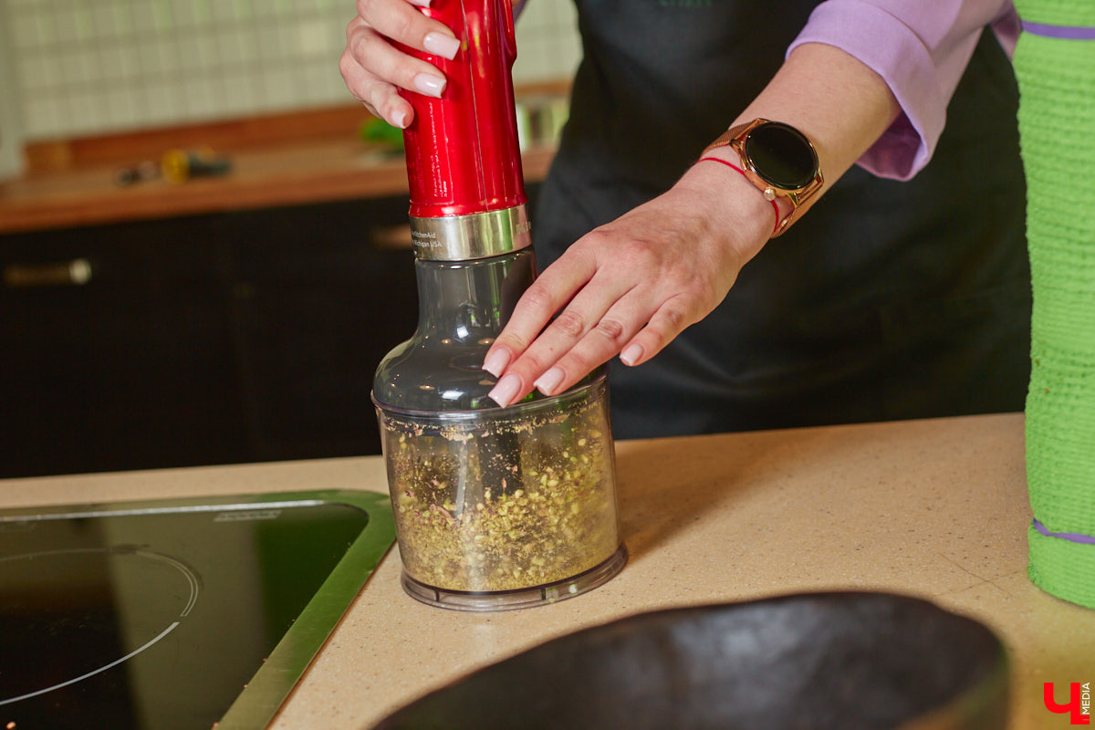 Популярное на детских шоу криомороженое с жидким азотом — отличное угощение в жару для активных и много работающих людей, предпочитающих ЗОЖ. За несколько минут из сливок и любых выбранных вами ингредиентов можно создать вкусный и оригинальный десерт.