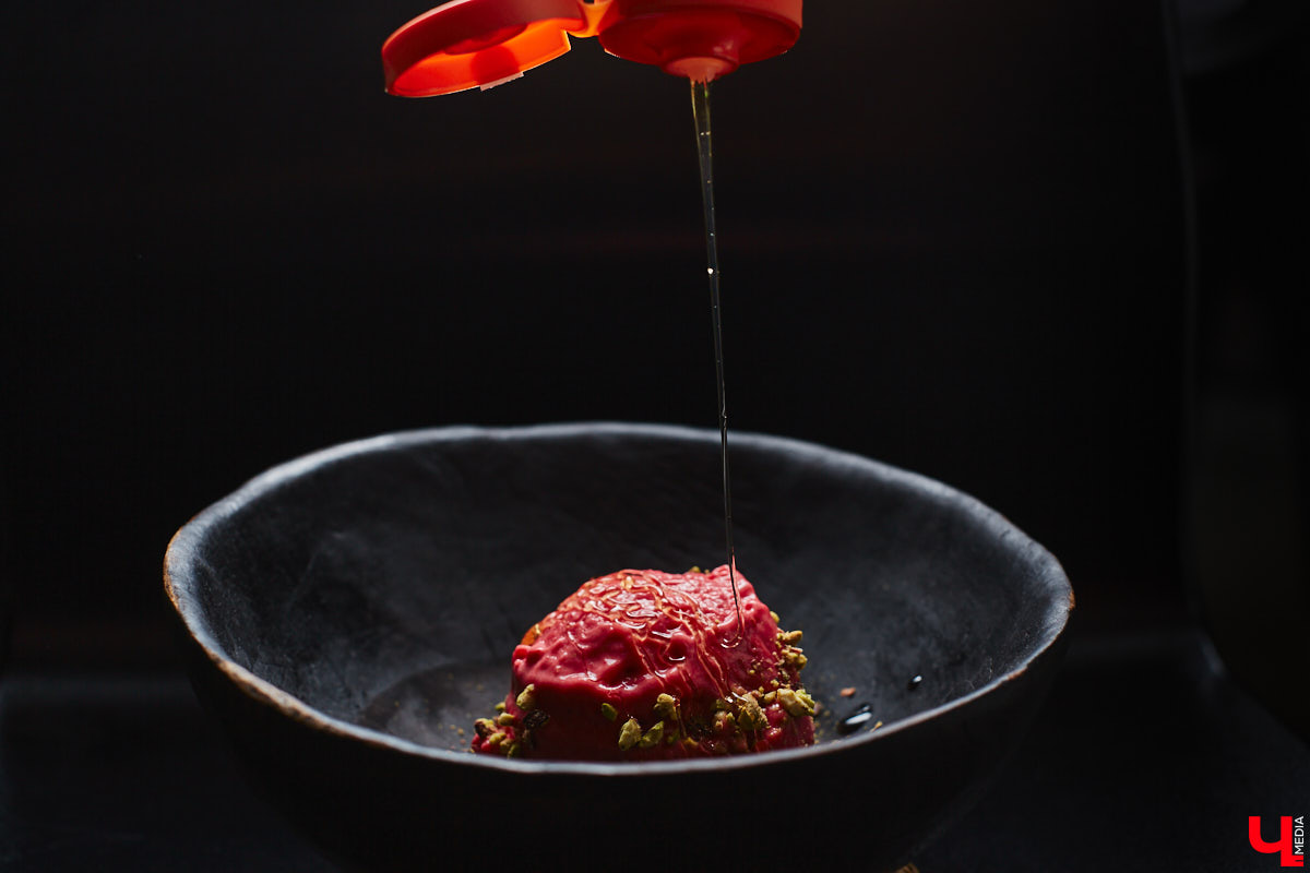 Популярное на детских шоу криомороженое с жидким азотом — отличное угощение в жару для активных и много работающих людей, предпочитающих ЗОЖ. За несколько минут из сливок и любых выбранных вами ингредиентов можно создать вкусный и оригинальный десерт.