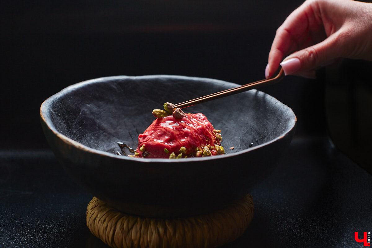 Популярное на детских шоу криомороженое с жидким азотом — отличное угощение в жару для активных и много работающих людей, предпочитающих ЗОЖ. За несколько минут из сливок и любых выбранных вами ингредиентов можно создать вкусный и оригинальный десерт.