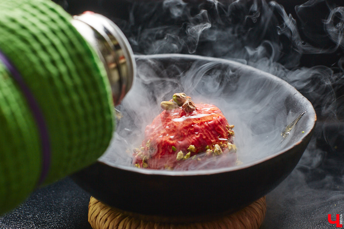 Популярное на детских шоу криомороженое с жидким азотом — отличное угощение в жару для активных и много работающих людей, предпочитающих ЗОЖ. За несколько минут из сливок и любых выбранных вами ингредиентов можно создать вкусный и оригинальный десерт.