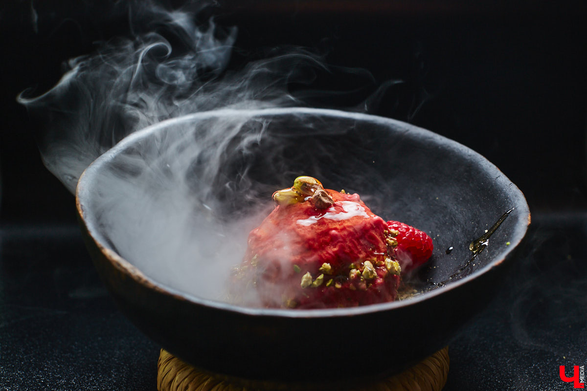 Популярное на детских шоу криомороженое с жидким азотом — отличное угощение в жару для активных и много работающих людей, предпочитающих ЗОЖ. За несколько минут из сливок и любых выбранных вами ингредиентов можно создать вкусный и оригинальный десерт.