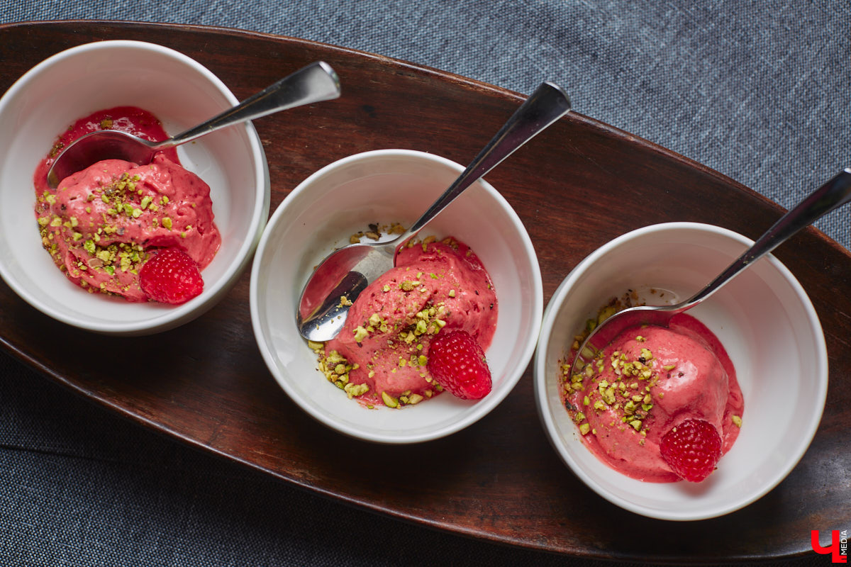 Популярное на детских шоу криомороженое с жидким азотом — отличное угощение в жару для активных и много работающих людей, предпочитающих ЗОЖ. За несколько минут из сливок и любых выбранных вами ингредиентов можно создать вкусный и оригинальный десерт.