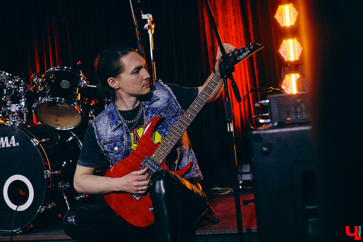 Ни смена состава, ни трудности при записи альбома не сломили группу Bosphorus Night. С марта команда выпустила уже три сингла. И это только начало пути! Впереди у ребят новые хиты, взрывные вечеринки и яркие, шокирующие перформансы.