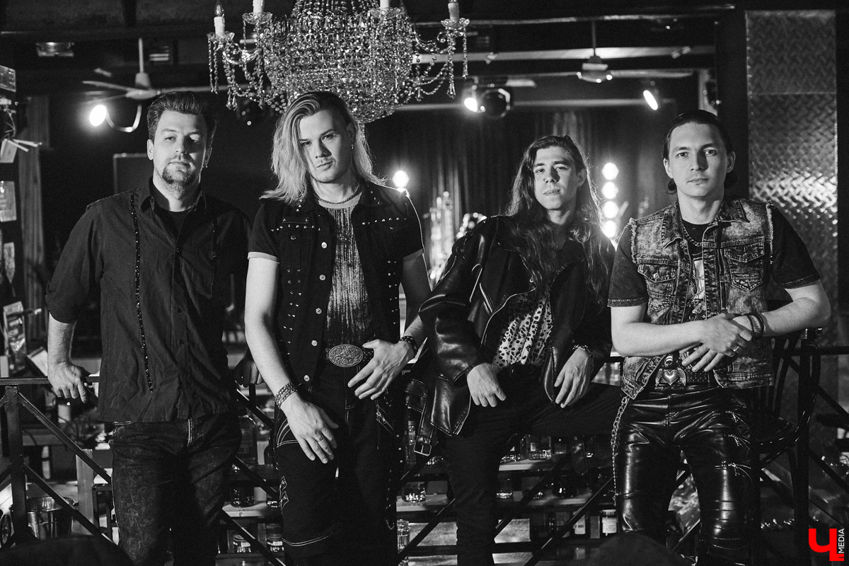 Ни смена состава, ни трудности при записи альбома не сломили группу Bosphorus Night. С марта команда выпустила уже три сингла. И это только начало пути! Впереди у ребят новые хиты, взрывные вечеринки и яркие, шокирующие перформансы.