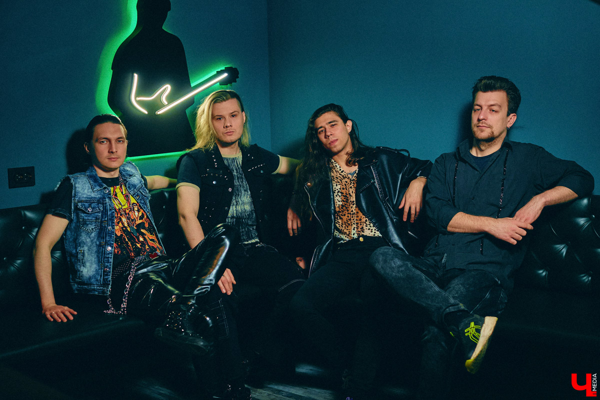 Ни смена состава, ни трудности при записи альбома не сломили группу Bosphorus Night. С марта команда выпустила уже три сингла. И это только начало пути! Впереди у ребят новые хиты, взрывные вечеринки и яркие, шокирующие перформансы.