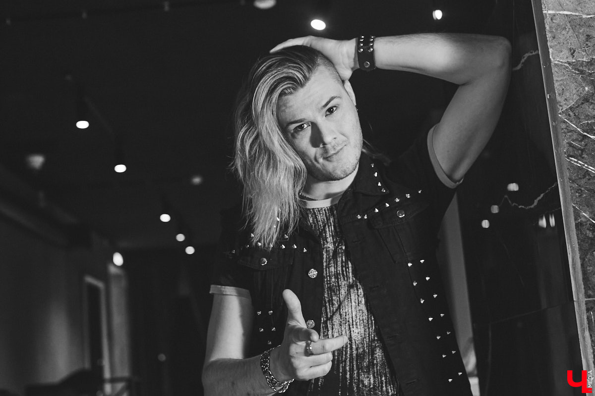 Ни смена состава, ни трудности при записи альбома не сломили группу Bosphorus Night. С марта команда выпустила уже три сингла. И это только начало пути! Впереди у ребят новые хиты, взрывные вечеринки и яркие, шокирующие перформансы.