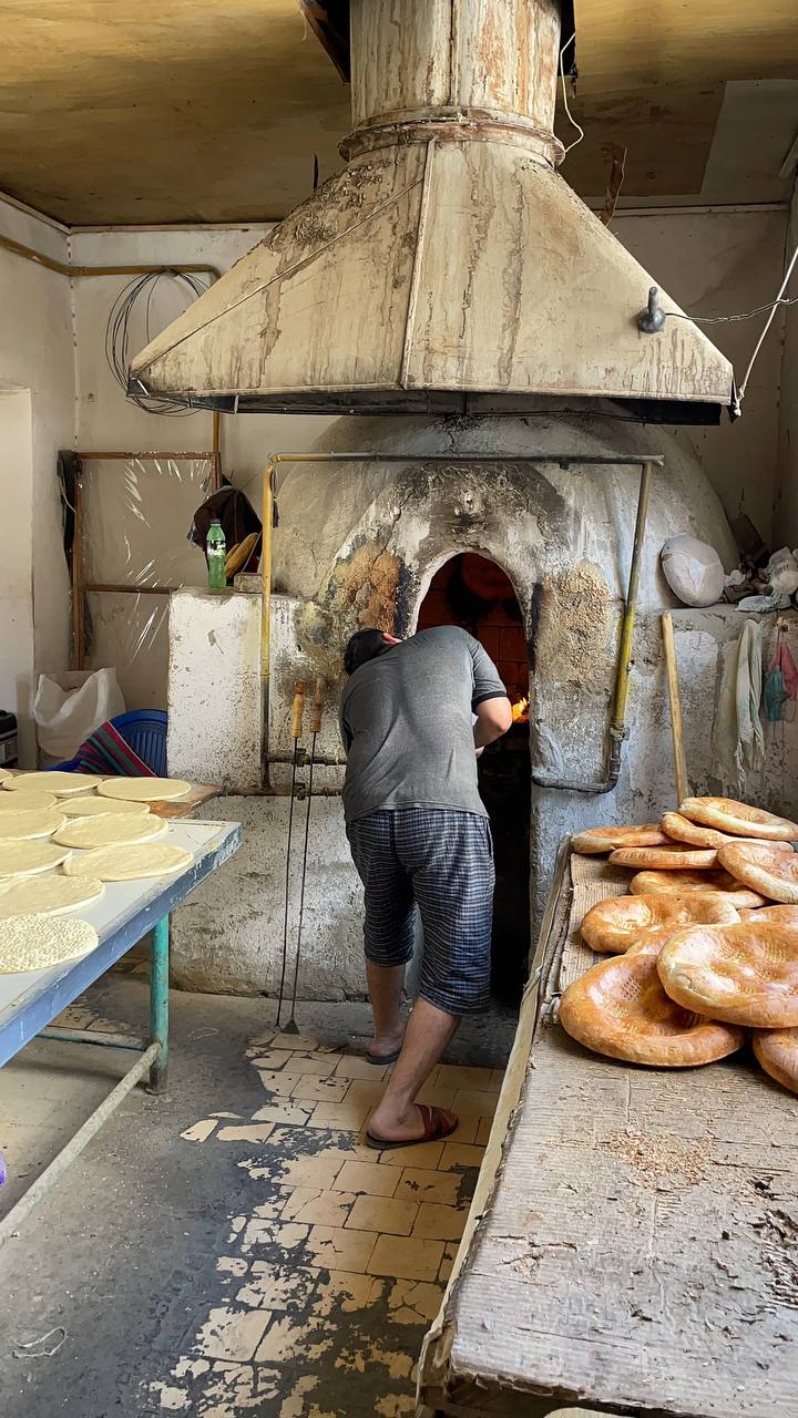 Вы уже определились, куда поедете этим летом? Если нет, рассмотрите вариант отдыха с восточным колоритом. Радиоведущая из Владимира Анастасия Колова побывала в Узбекистане и уверяет, это того стоит! Тем более что много денег на путешествие не потребуется.