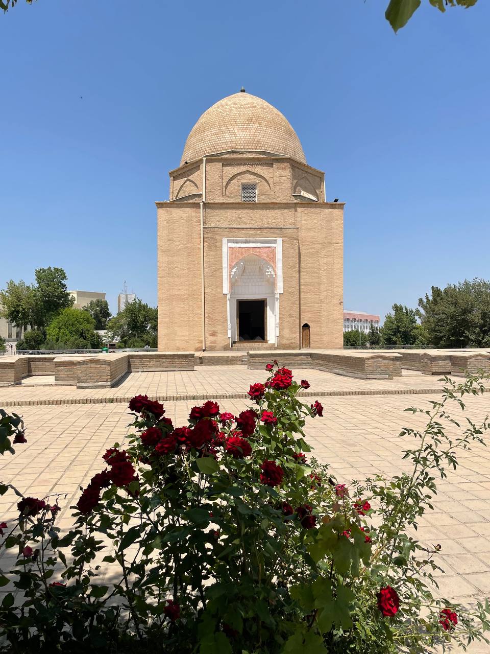 Вы уже определились, куда поедете этим летом? Если нет, рассмотрите вариант отдыха с восточным колоритом. Радиоведущая из Владимира Анастасия Колова побывала в Узбекистане и уверяет, это того стоит! Тем более что много денег на путешествие не потребуется.