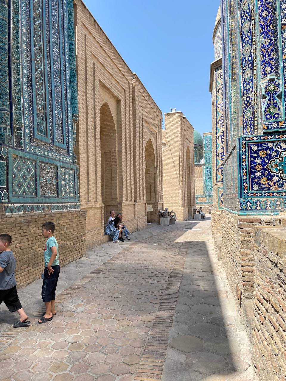 Вы уже определились, куда поедете этим летом? Если нет, рассмотрите вариант отдыха с восточным колоритом. Радиоведущая из Владимира Анастасия Колова побывала в Узбекистане и уверяет, это того стоит! Тем более что много денег на путешествие не потребуется.