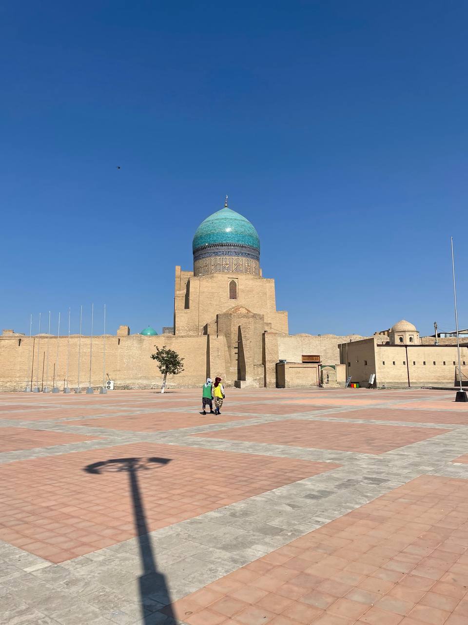 Вы уже определились, куда поедете этим летом? Если нет, рассмотрите вариант отдыха с восточным колоритом. Радиоведущая из Владимира Анастасия Колова побывала в Узбекистане и уверяет, это того стоит! Тем более что много денег на путешествие не потребуется.