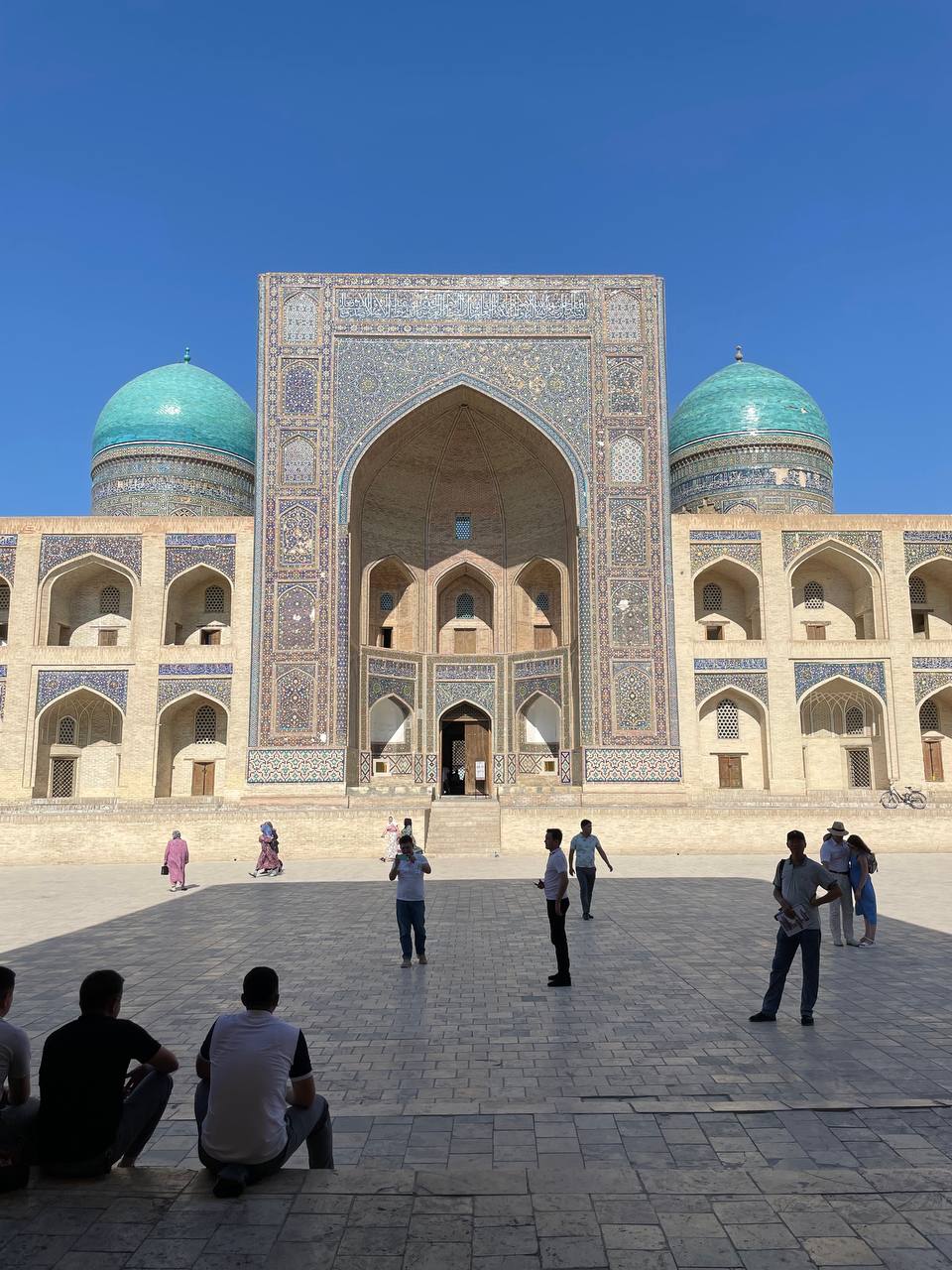 Вы уже определились, куда поедете этим летом? Если нет, рассмотрите вариант отдыха с восточным колоритом. Радиоведущая из Владимира Анастасия Колова побывала в Узбекистане и уверяет, это того стоит! Тем более что много денег на путешествие не потребуется.