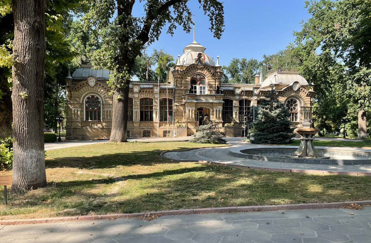 Вы уже определились, куда поедете этим летом? Если нет, рассмотрите вариант отдыха с восточным колоритом. Радиоведущая из Владимира Анастасия Колова побывала в Узбекистане и уверяет, это того стоит! Тем более что много денег на путешествие не потребуется.