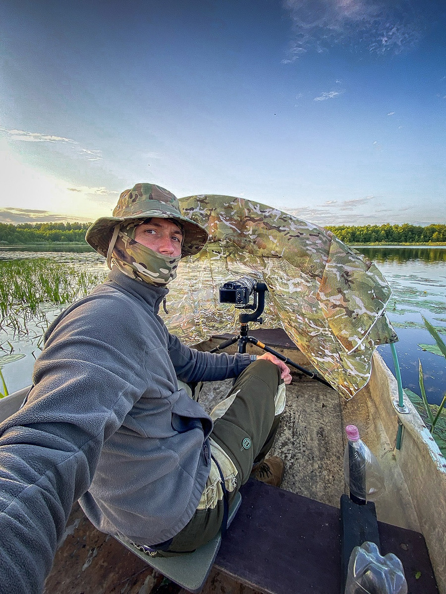 Вечер пятницы — самое время для красивых снимков, особенно если сделаны они в нашем регионе. Фотограф Владислав Тябин сумел поймать в объектив своей камеры удивительных водных птиц из семейства поганковых, да еще и с птенцами.