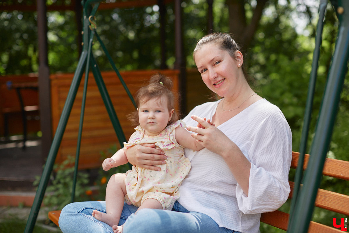 Она просила вернуть свою жизнь обратно, постоянно рыдала на руках у мужа. Анна Рябиничева признается, что никогда не мечтала о ребенке, и вполне откровенно делится своими мыслями по этому поводу. Как бывшая чайлдфри превратилась в заботливую маму, с какими трудностями на этом пути ей пришлось столкнуться и как теперь живется в декрете — читайте в нашем интервью.