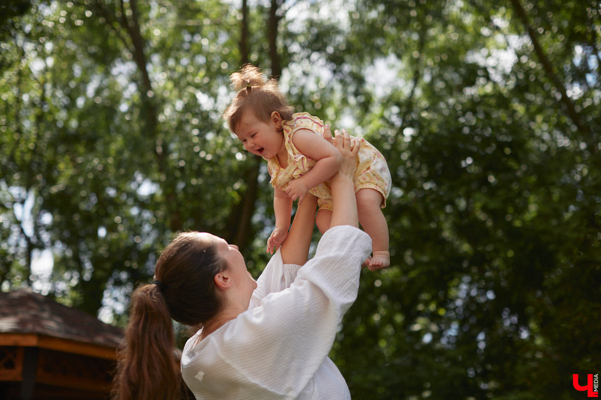 Она просила вернуть свою жизнь обратно, постоянно рыдала на руках у мужа. Анна Рябиничева признается, что никогда не мечтала о ребенке, и вполне откровенно делится своими мыслями по этому поводу. Как бывшая чайлдфри превратилась в заботливую маму, с какими трудностями на этом пути ей пришлось столкнуться и как теперь живется в декрете — читайте в нашем интервью.