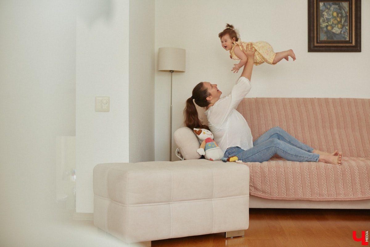 Она просила вернуть свою жизнь обратно, постоянно рыдала на руках у мужа. Анна Рябиничева признается, что никогда не мечтала о ребенке, и вполне откровенно делится своими мыслями по этому поводу. Как бывшая чайлдфри превратилась в заботливую маму, с какими трудностями на этом пути ей пришлось столкнуться и как теперь живется в декрете — читайте в нашем интервью.