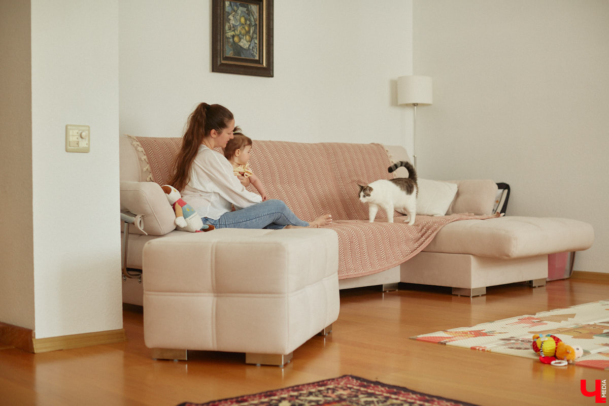 Она просила вернуть свою жизнь обратно, постоянно рыдала на руках у мужа. Анна Рябиничева признается, что никогда не мечтала о ребенке, и вполне откровенно делится своими мыслями по этому поводу. Как бывшая чайлдфри превратилась в заботливую маму, с какими трудностями на этом пути ей пришлось столкнуться и как теперь живется в декрете — читайте в нашем интервью.